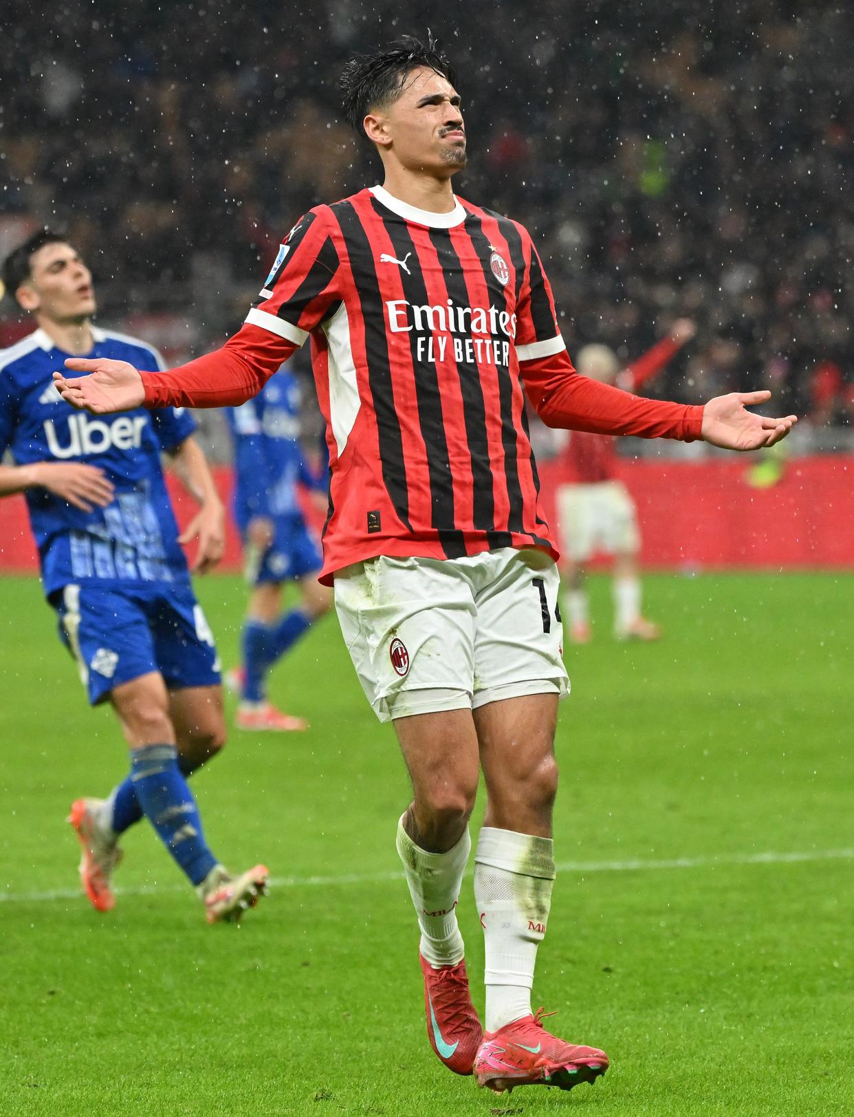 意甲豪门米兰双雄争霸，胜负悬念引人关注