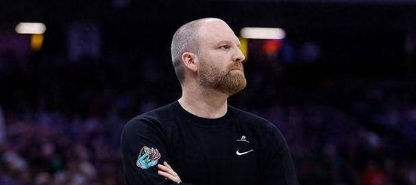 爱游戏亚洲官网-球队主帅遭遇解雇，前景堪忧