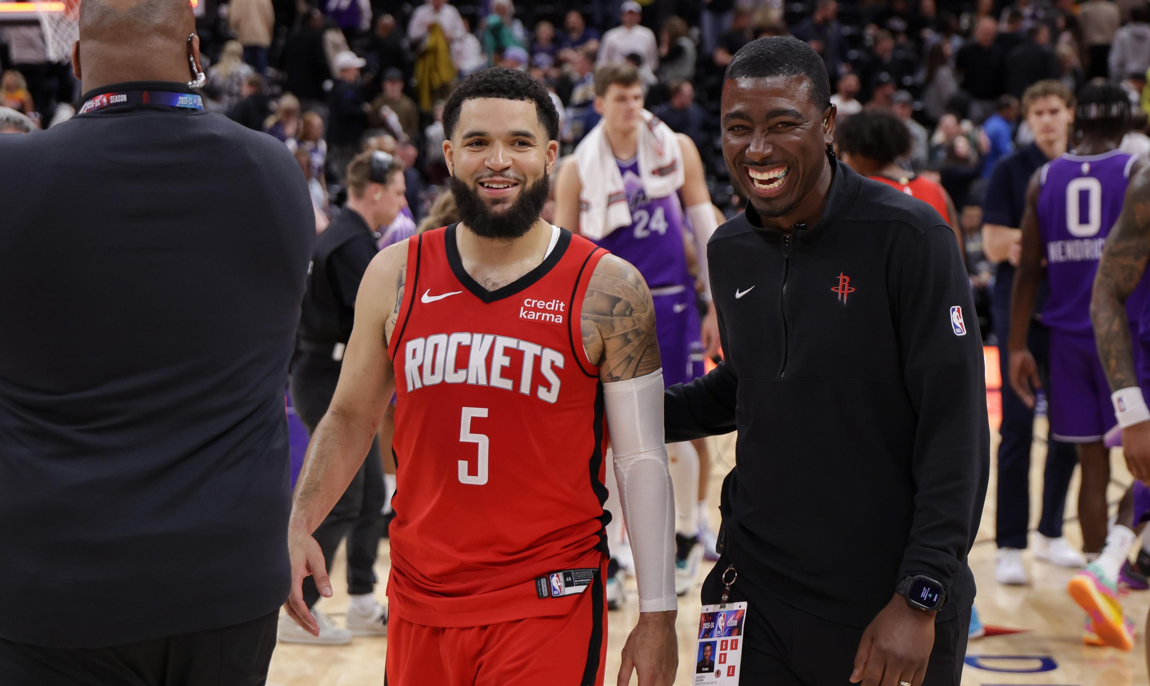 爱游戏官网入口-爵士与雄鹿将在周末对决，谁能取得胜利？