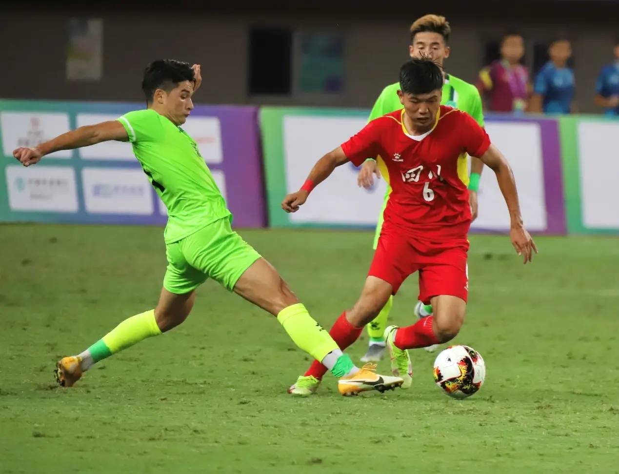 爱游戏网页版登录入口-包含精彩足球比赛引发球迷热议，场面激动人心的词条