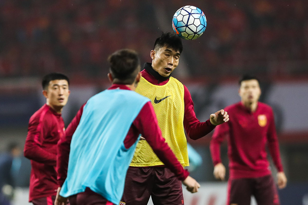 比赛场上球员斗志昂扬，冲刺向前