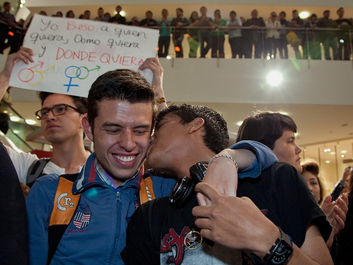 爱游戏官网-足球赛季结束后球迷思念比赛感人