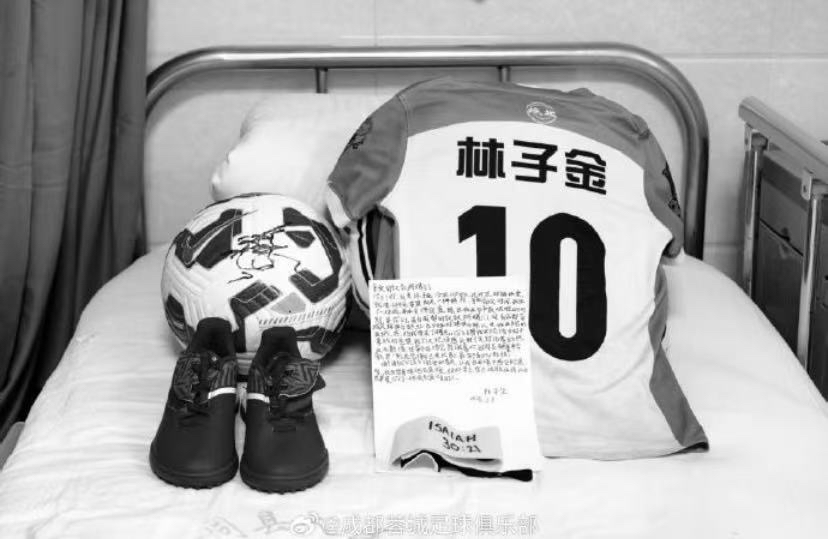 足球赛季结束后球迷思念比赛感人 足球赛季结束后球迷思念比赛感人