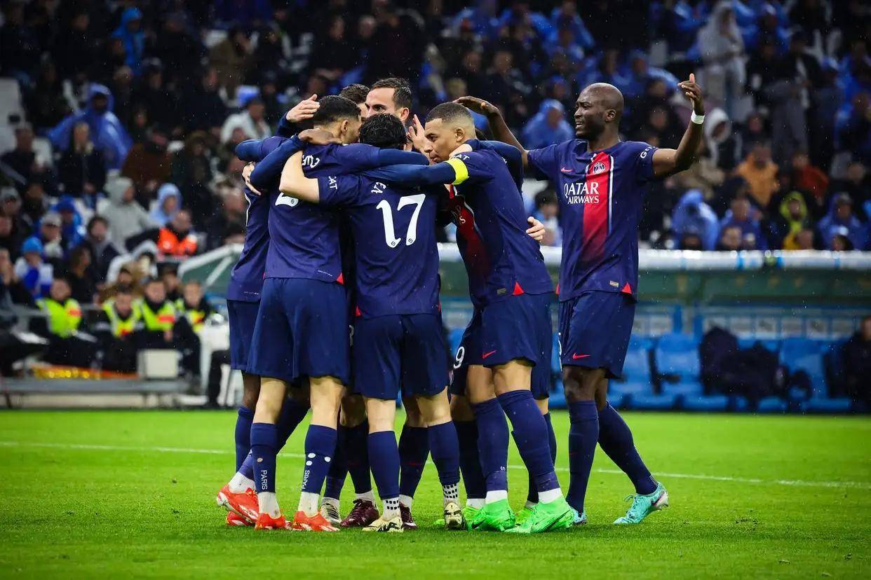 爱游戏登录入口-体坛巅峰对决：足球赛场热闹一幕的简单介绍