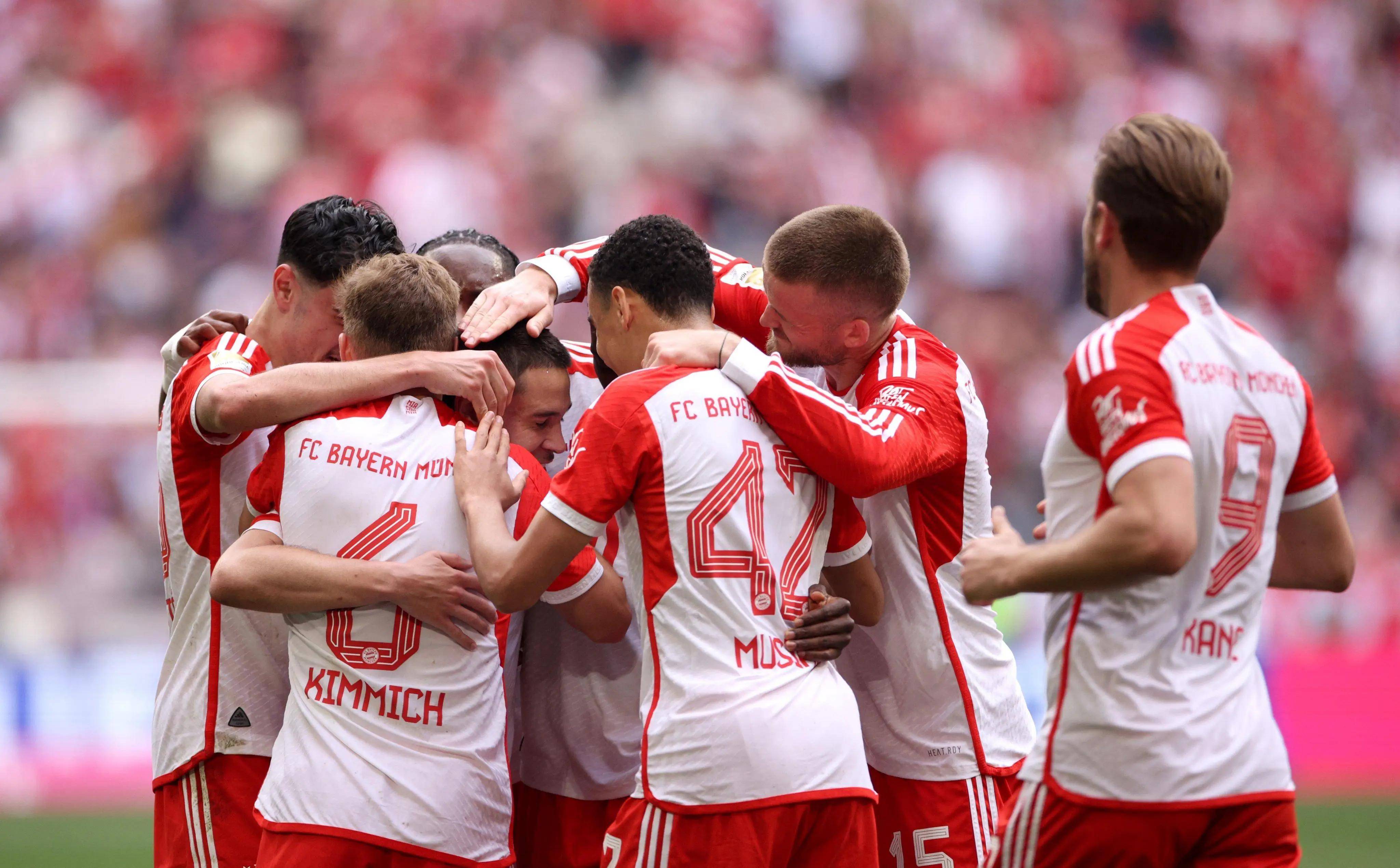 体坛巅峰对决：足球赛场热闹一幕的简单介绍