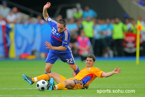 爱游戏-关于里贝里受伤退出法国国家队，欧洲预选赛阵容调整的信息