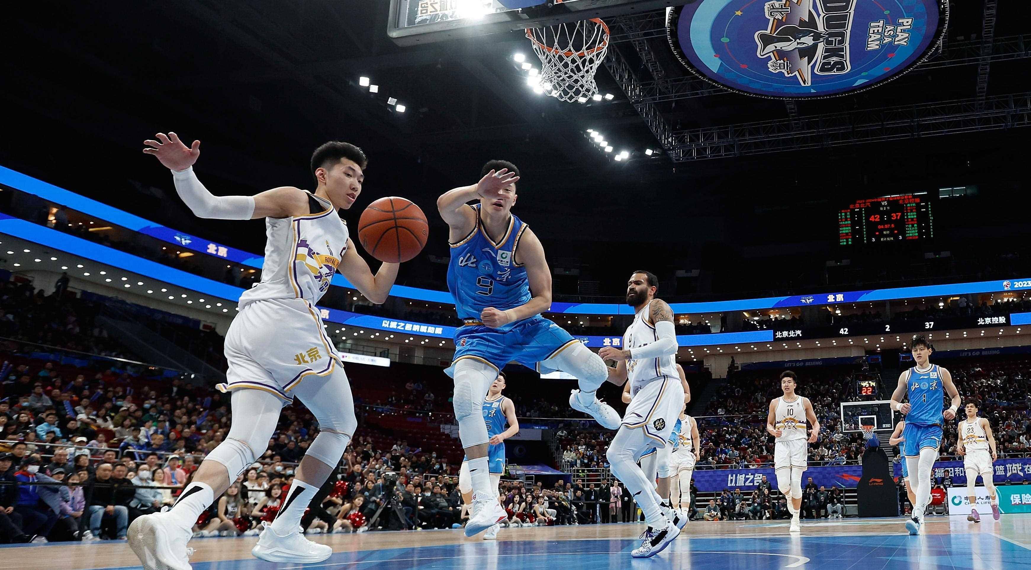 爱游戏中国官网-篮球比赛精彩至极，赛场上的对抗激烈