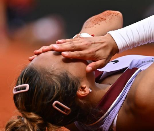 巴拿马女足球员在比赛中受伤 巴拿马女足球员在比赛中受伤